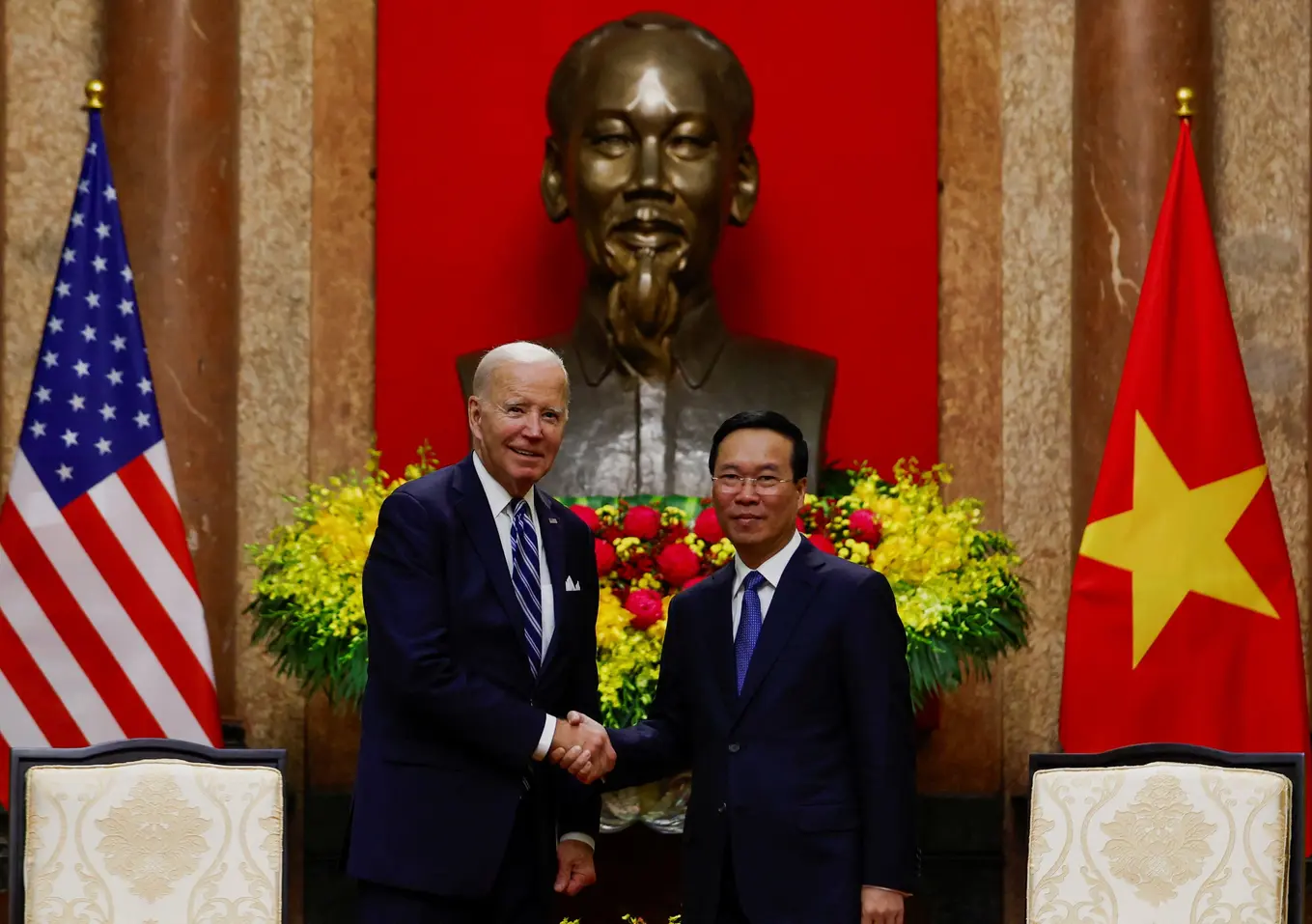 Der amerikanische Präsident Joe Biden schüttelt vor der Büste Ho Chi Minhs die Hand von Vietnams Präsidenten Vo Van Thuong. Evelyn Hockstein / Reuters