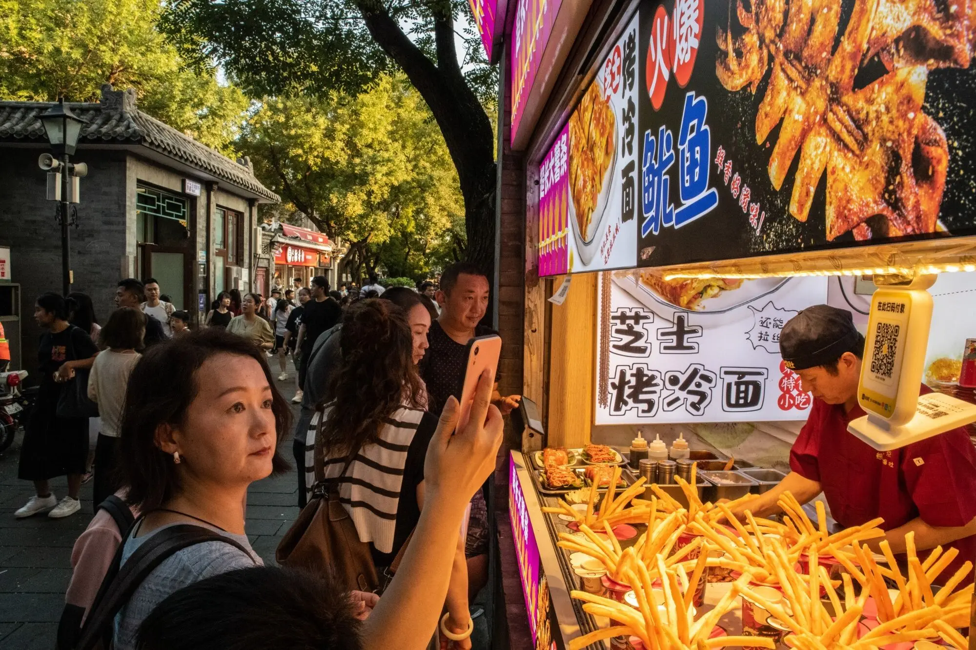 Sofern man ihn überhaupt noch selbst holt, so wird der Snack in China praktisch sicher mit dem Mobiltelefon und nicht mit Bargeld bezahlt. (Bloomberg)