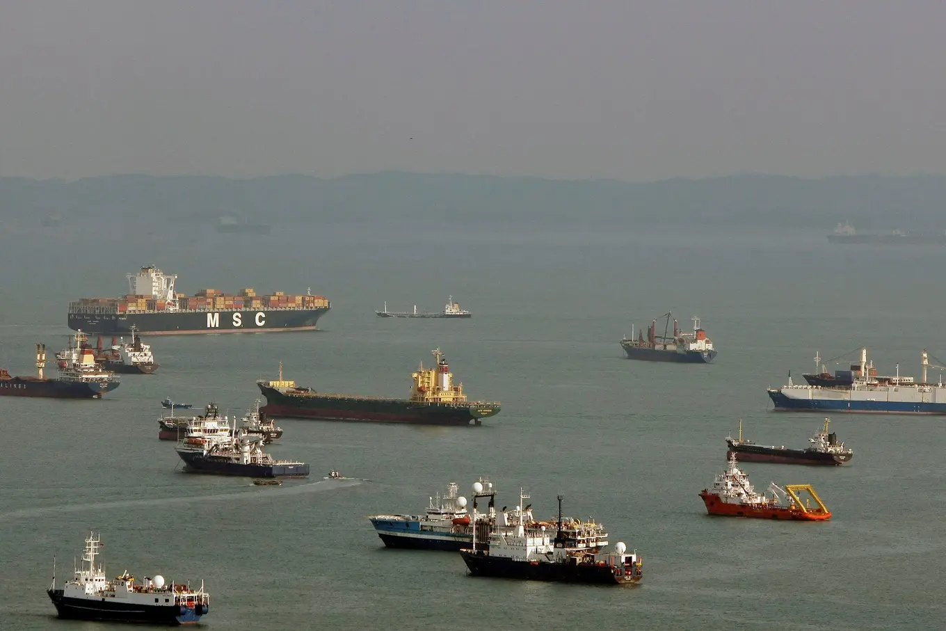 Schiffe warten auf die Einfahrt in den Hafen von Singapur. (Vivek Prakash / Reuters)